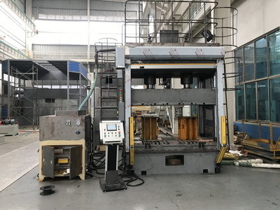 Prasa hydrauliczna CNC z napędem serwo Stół roboczy o długości 2 m z gniazdami typu T