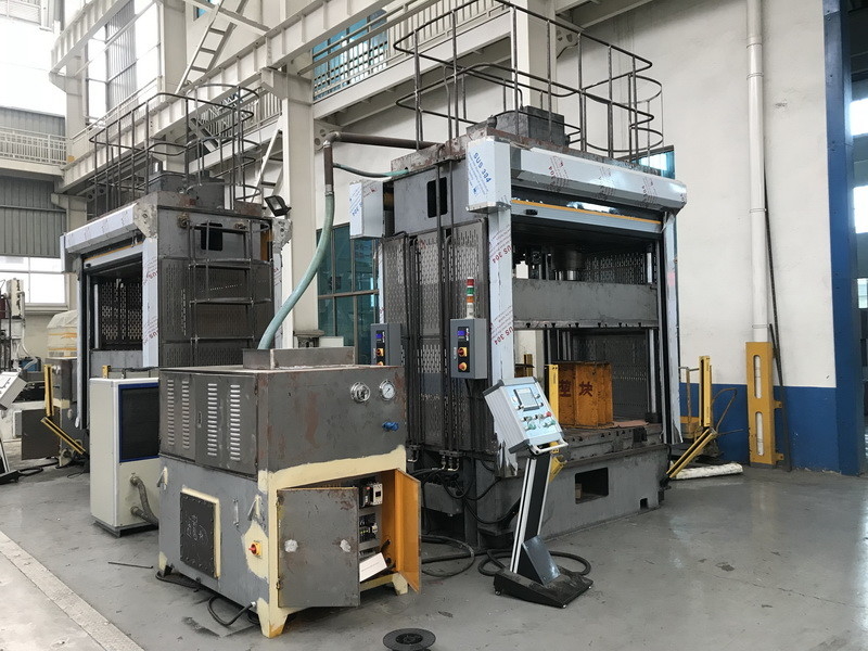 Prasa hydrauliczna CNC z napędem serwo Stół roboczy o długości 2 m z gniazdami typu T