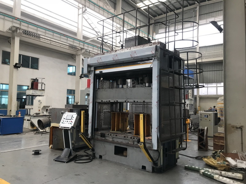 Prasa hydrauliczna CNC z napędem serwo Stół roboczy o długości 2 m z gniazdami typu T