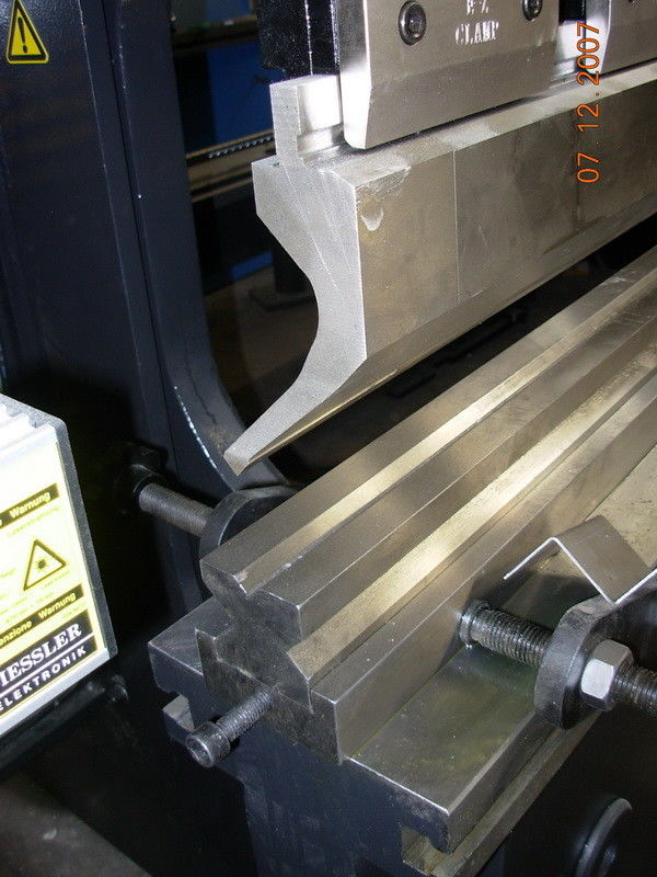 4 sposoby V Matryce Oprzyrządowanie do pras hamulcowych CNC i wykrawanie górne o promieniu 60 '' o długości 3100 mm
