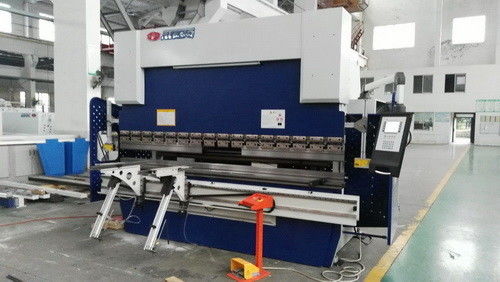 Pneumatyczne ramiona nośne stosowane w hydraulicznej prasie krawędziowej CNC zginają cienką blachę o grubości 1,5 mm