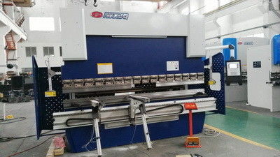 Pneumatyczne ramiona nośne stosowane w hydraulicznej prasie krawędziowej CNC zginają cienką blachę o grubości 1,5 mm
