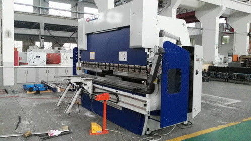 Pneumatyczne ramiona nośne stosowane w hydraulicznej prasie krawędziowej CNC zginają cienką blachę o grubości 1,5 mm