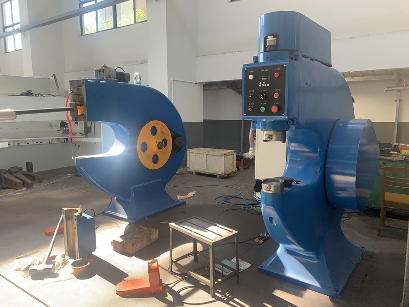 Maszyna Kraftformer MC665 Hammer 6mm Arkusz aluminiowy & 2mm Stal nierdzewna