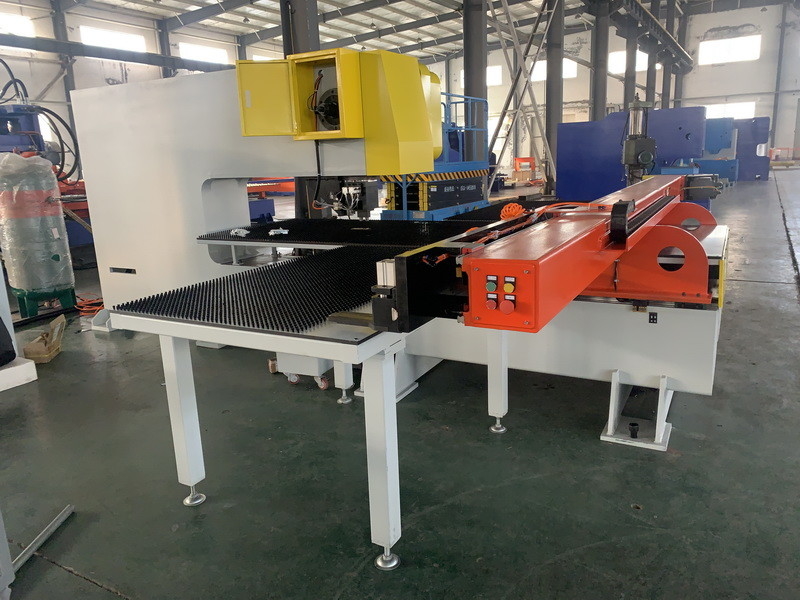 Prasa mechaniczna CNC o grubości 3 mm Proces 40-stopowej płyty ściennej kontenera
